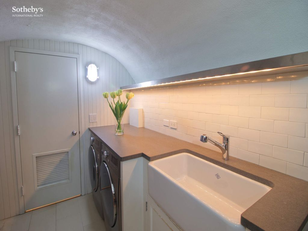 3 Bedroom 2.5 Bath Townhouse 2,400 Sq Ft in New York
