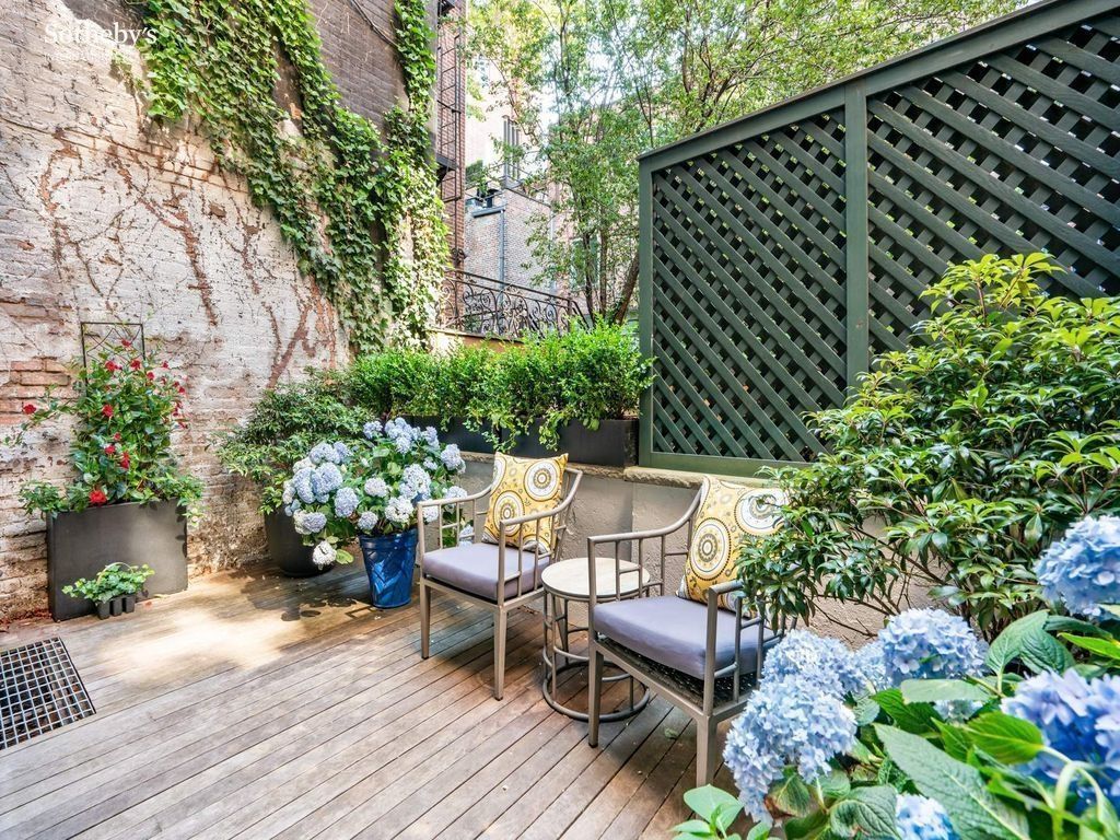 3 Bedroom 2.5 Bath Townhouse 2,400 Sq Ft in New York