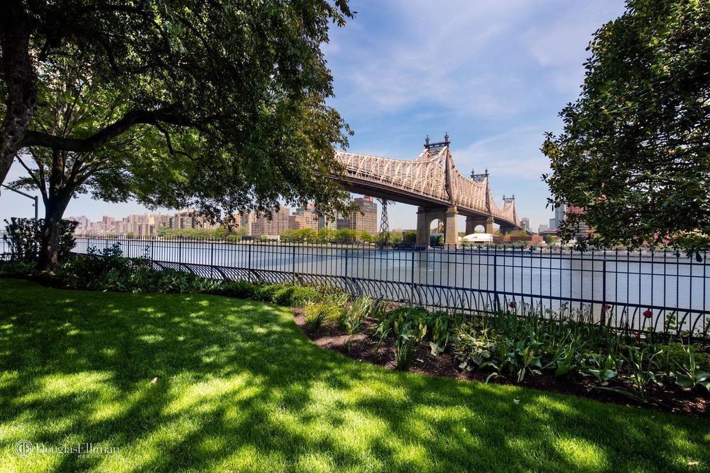 4 Bedroom 5 Bath Townhouse 4,400 Sq Ft in New York