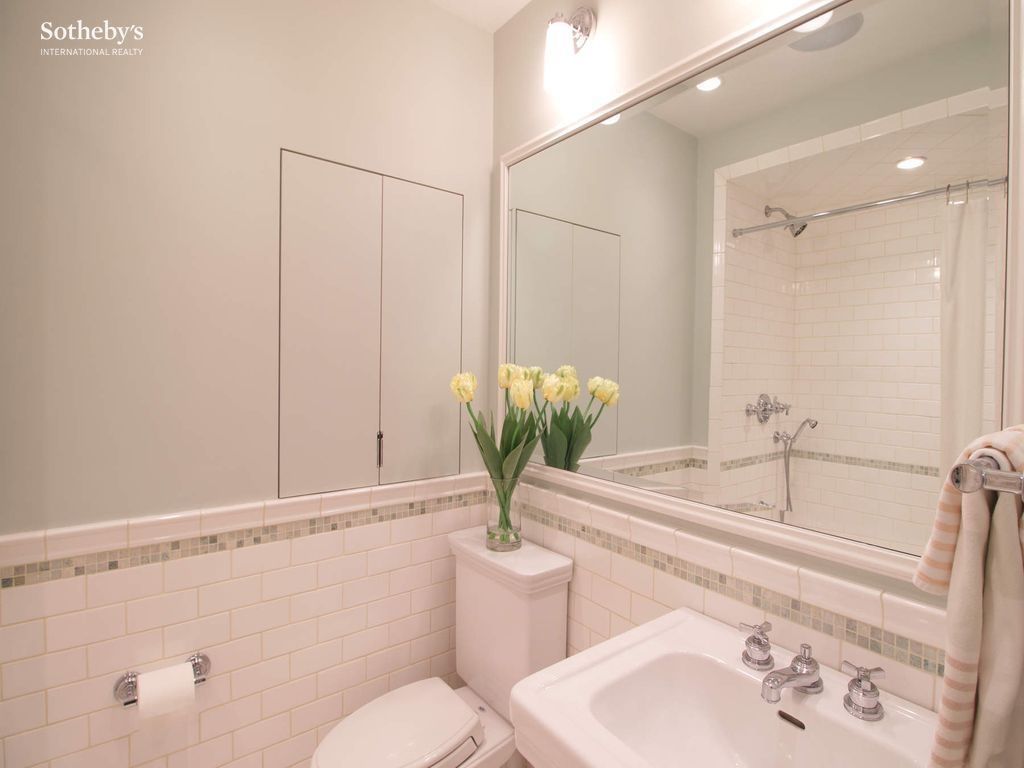 3 Bedroom 2.5 Bath Townhouse 2,400 Sq Ft in New York