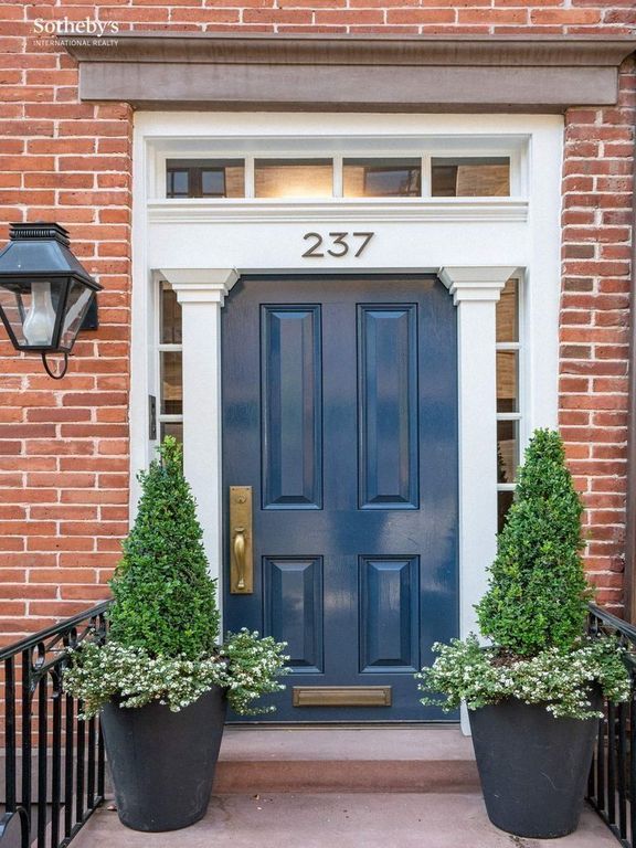 3 Bedroom 2.5 Bath Townhouse 2,400 Sq Ft in New York